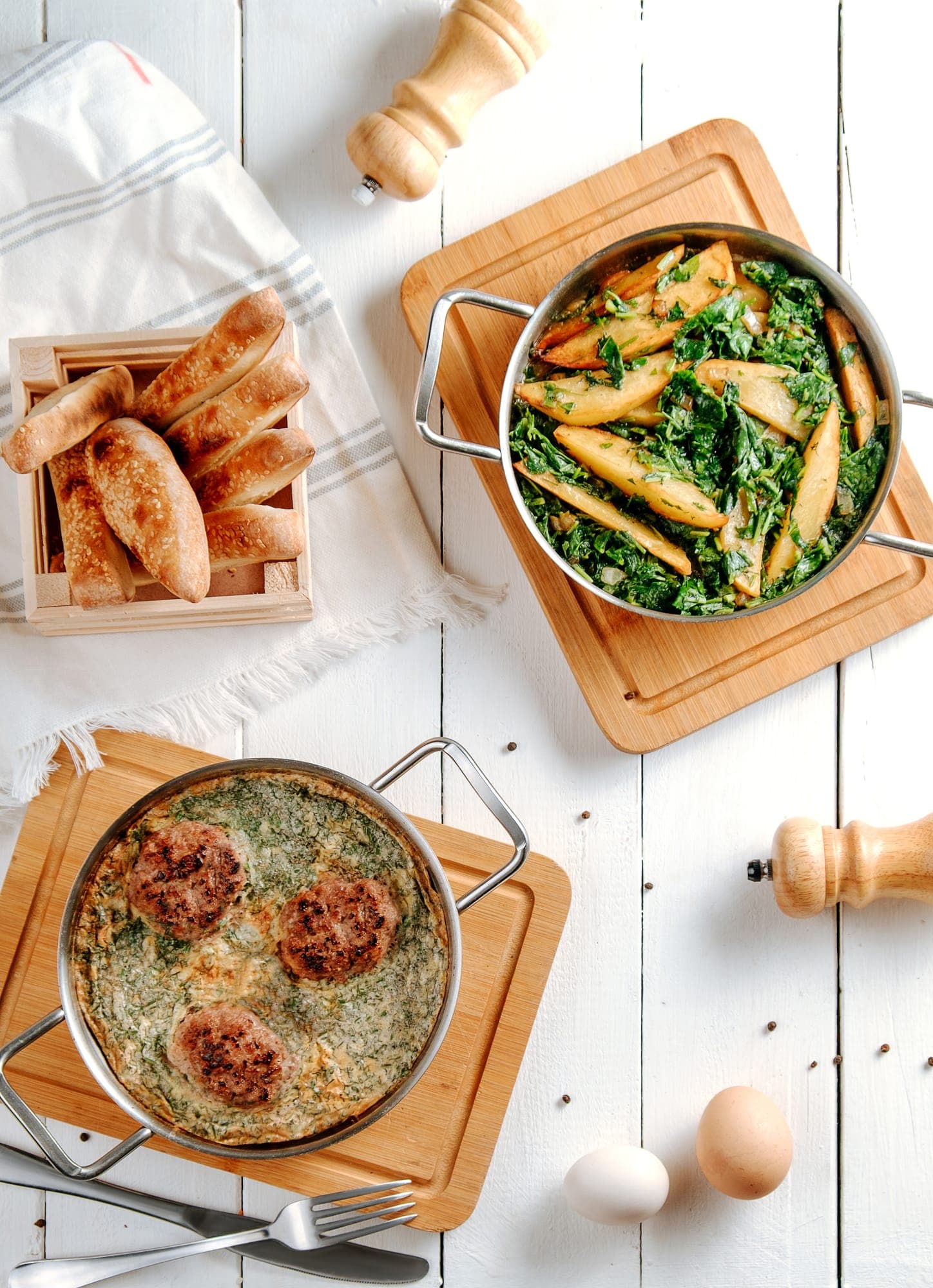 Casseroles de plats faits maison cuisinés à domicile pour la famille