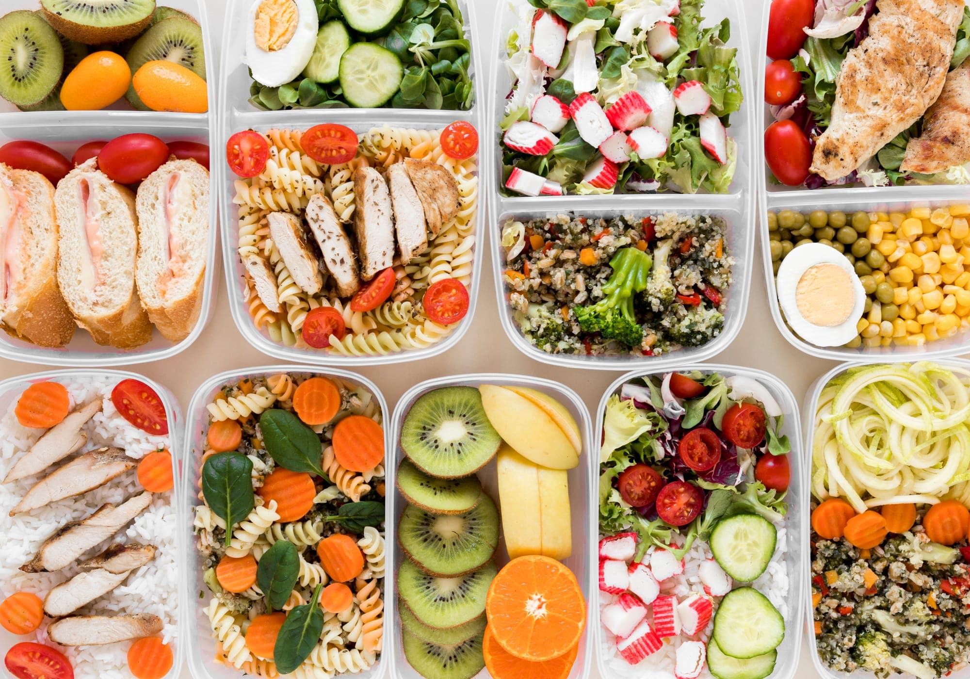 Barquettes de repas faits maison préparés pour toute la famille