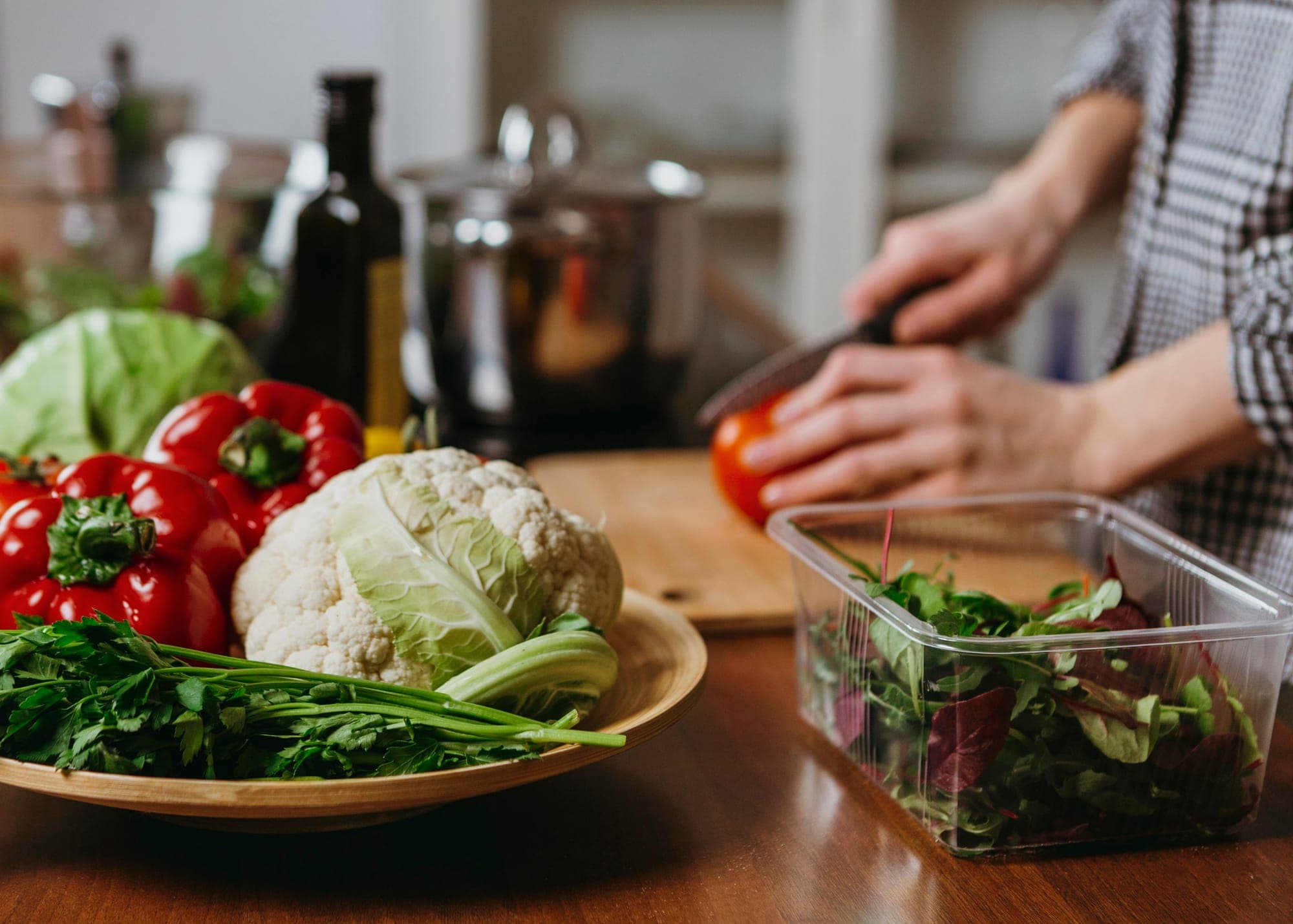 Légumes frais préparés dans un saladier pour les repas du Mois d’Or