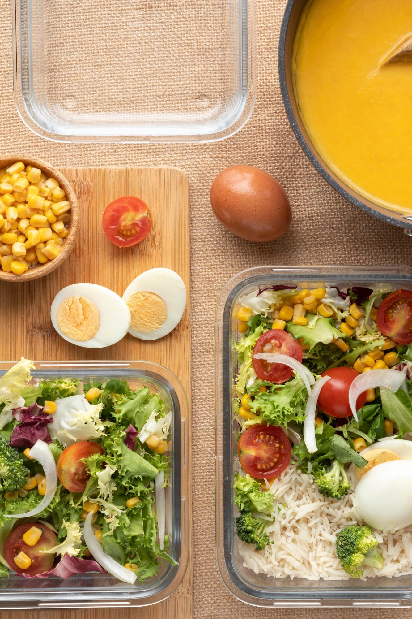 Boîte de salade et légumes frais, repas post-partum de la formule Premiers instants