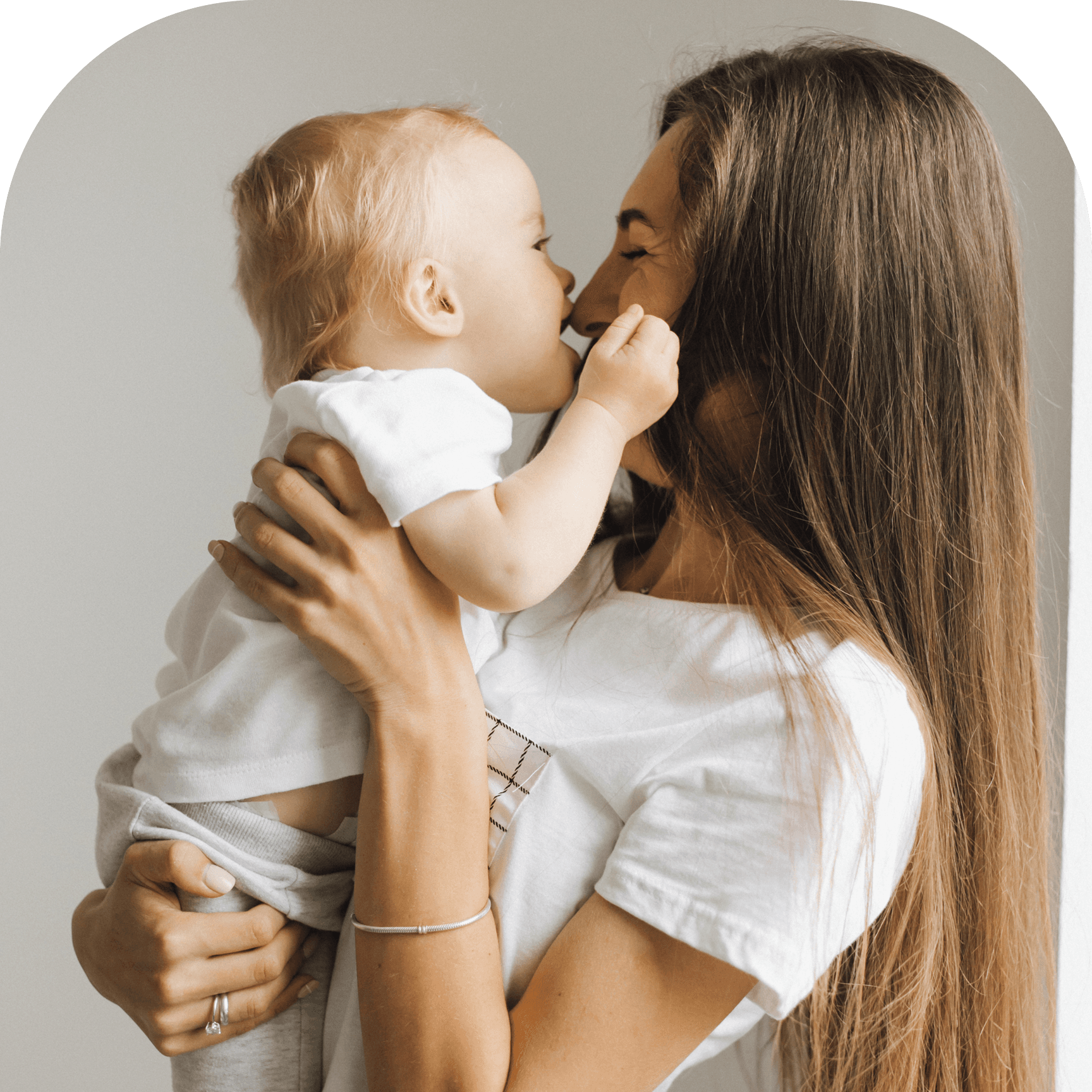Bien-être maman et bébé à domicile à Toulouse Maman tenant son bébé dans les bras lors d’un moment de soin à domicile